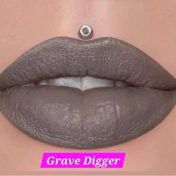 Jeffree Star “Grave Digger” Velvet Trap Lipstick *Recently Discontinued Line!* - Picture 1 of 2